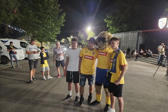 Sute de fani s-au strâns la baza din Mogoșoaia pentru a-i aștepta pe „tricolori” / foto: Marius Mărgărit