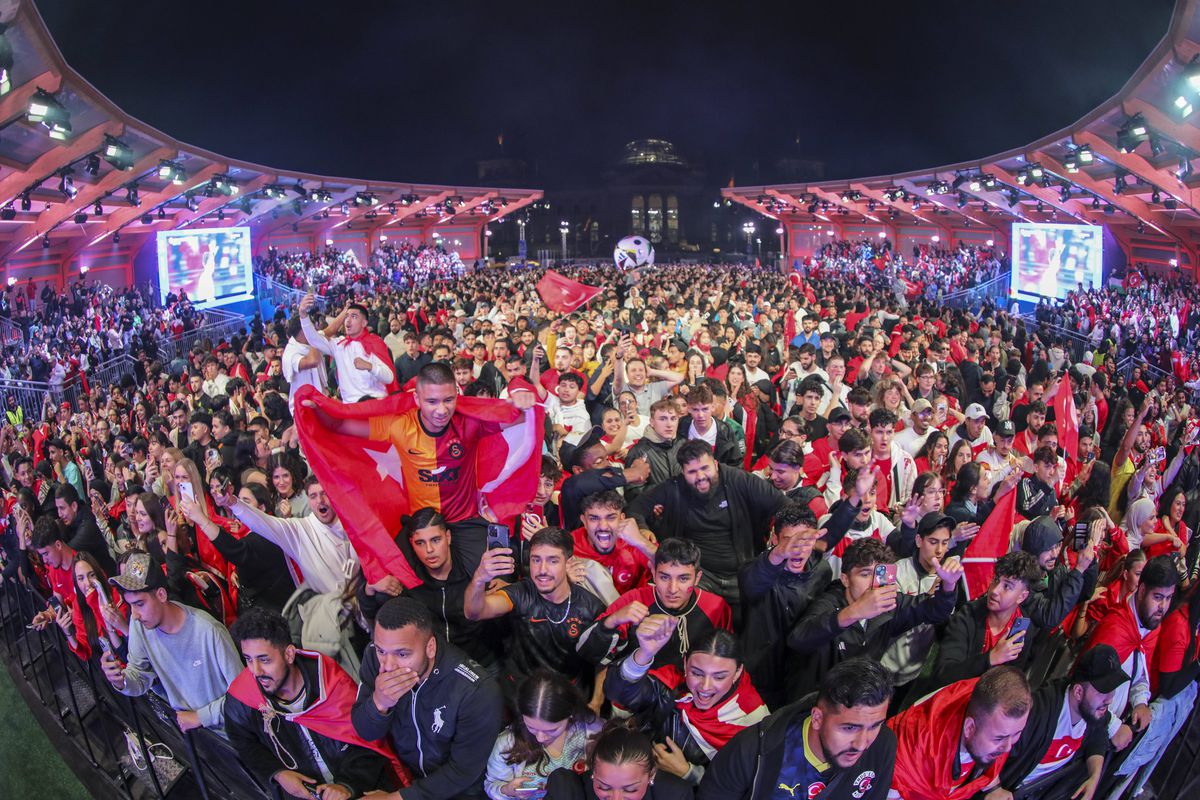 Sărbătoarea turcilor pe străzile din Germania