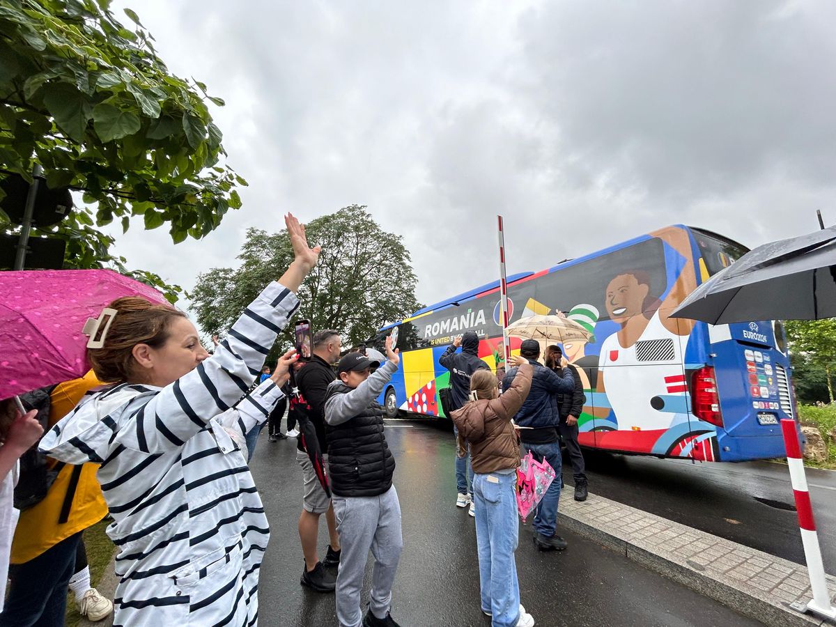 „Am avut senzația că ne-am unit ca țară” » Jucătorii echipei naționale se înclină în fața milioanelor de suporteri români