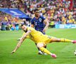 Vasile Mogoș, în duel cu Denzel Dumfries // foto: Guliver/gettyimages