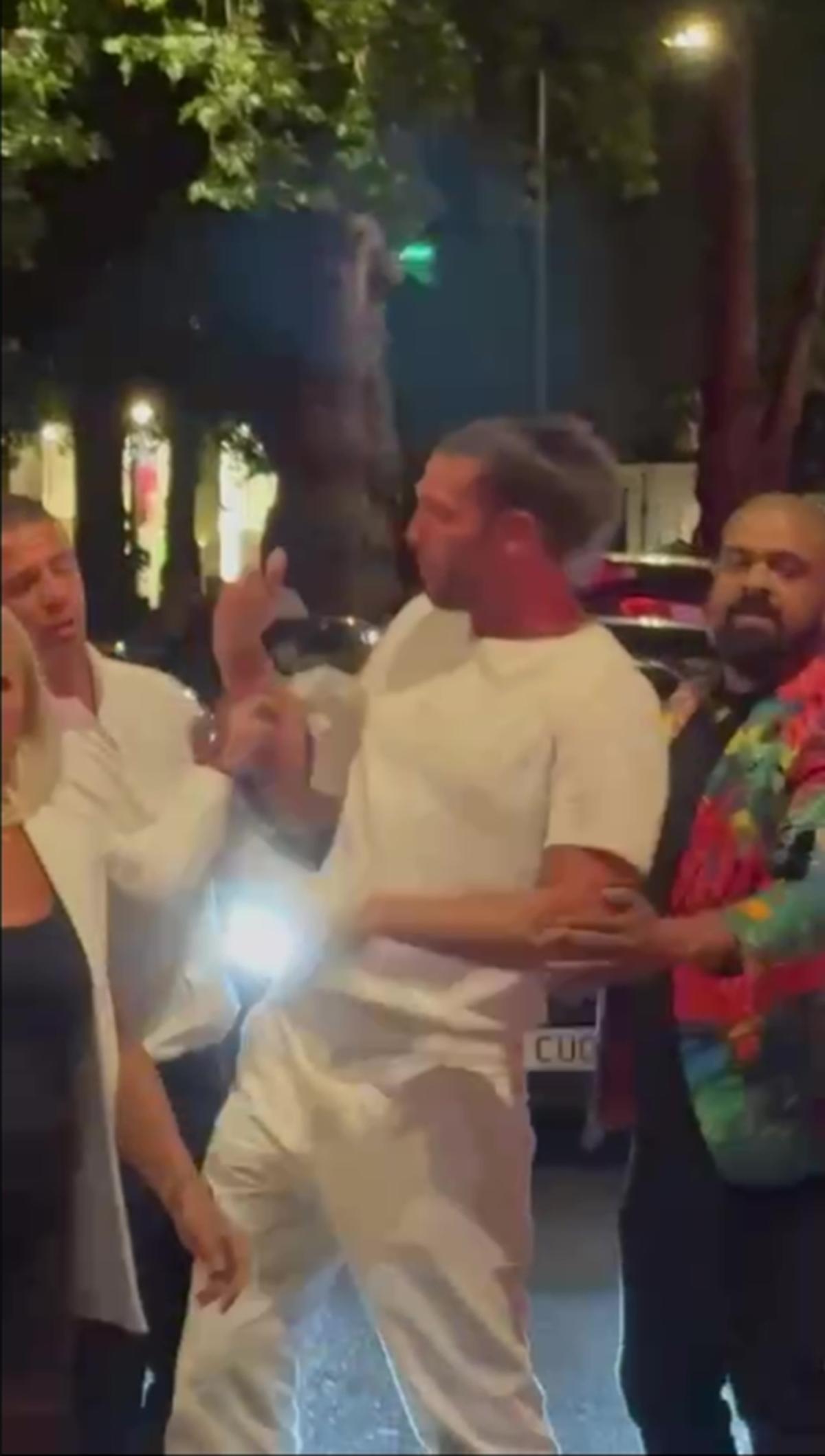 Imagini șocante în Londra » Uriașul englez, beat și cu cămașa ruptă după ce s-a bătut de față cu soția sa