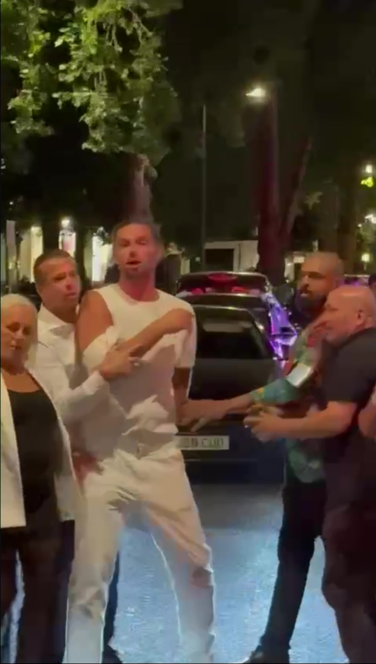 Imagini șocante în Londra » Uriașul englez, beat și cu cămașa ruptă după ce s-a bătut de față cu soția sa