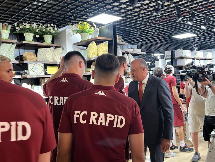 Rapidiștii au participat la inaugurarea unui nou magazin Mobexpert în București. Foto: Carmen Dumitru (GSP.RO)