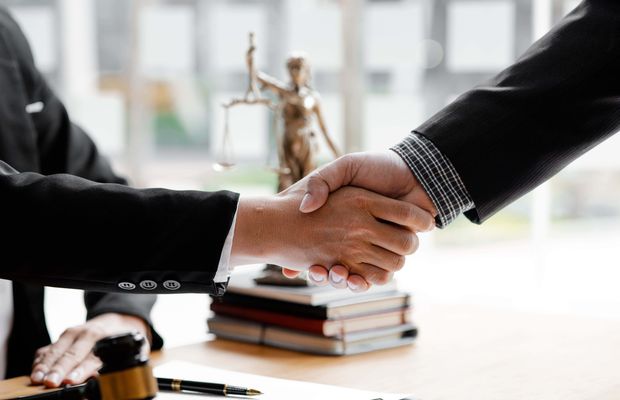 Când să apelezi la un avocat specializat în drept comercial din Timișoara