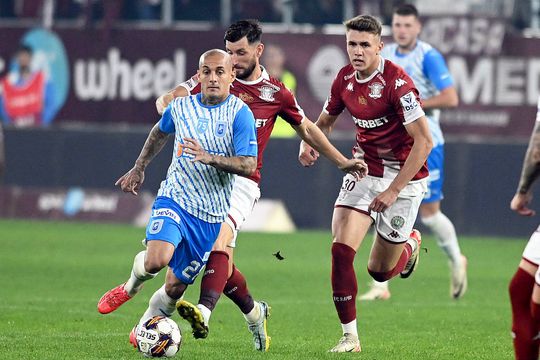 Alexandru Stan, urmărindu-l pe Mitriță într-un Rapid - Craiova // foto: Imago Images