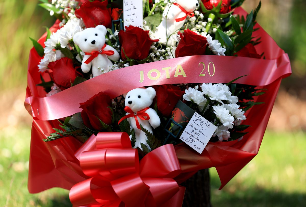 Imagini sfâșietoare: ce a apărut azi pe Anfield după decesul lui Diogo Jota