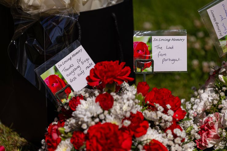 Fanii lui Liverpool i-au adus un omagiu lui Diogo Jota după decesul fotbalistului. FOTO: Imago Images