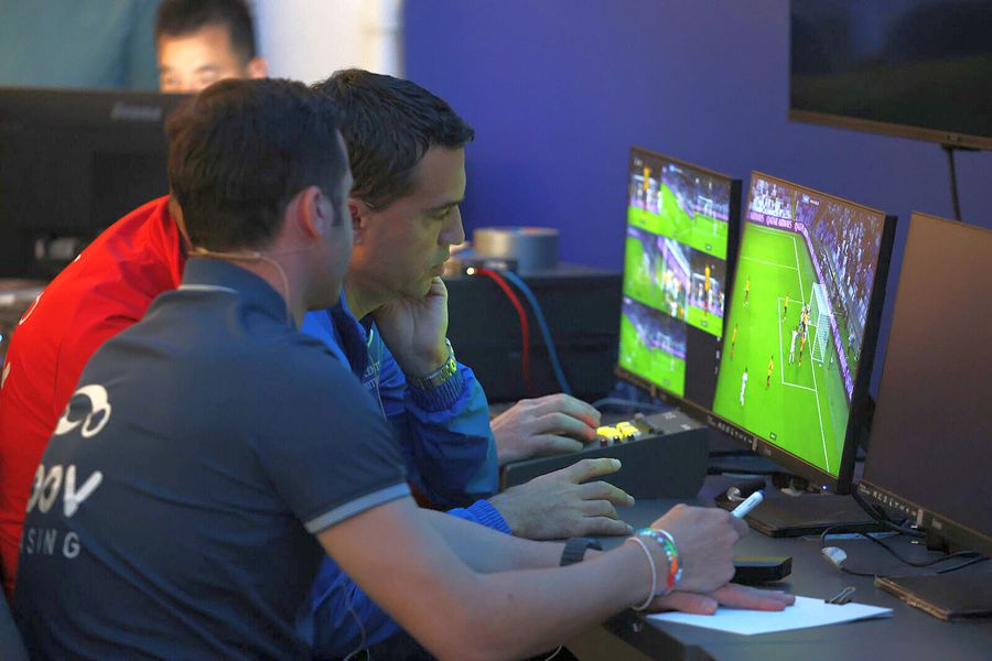 Ovidiu Hațegan a testat simulatorul VAR. Foto: frf.ro Șeful VAR a fost „reactivat” pe post de secund! » A avut mai multe meciuri în țările arabe decât în Superligă