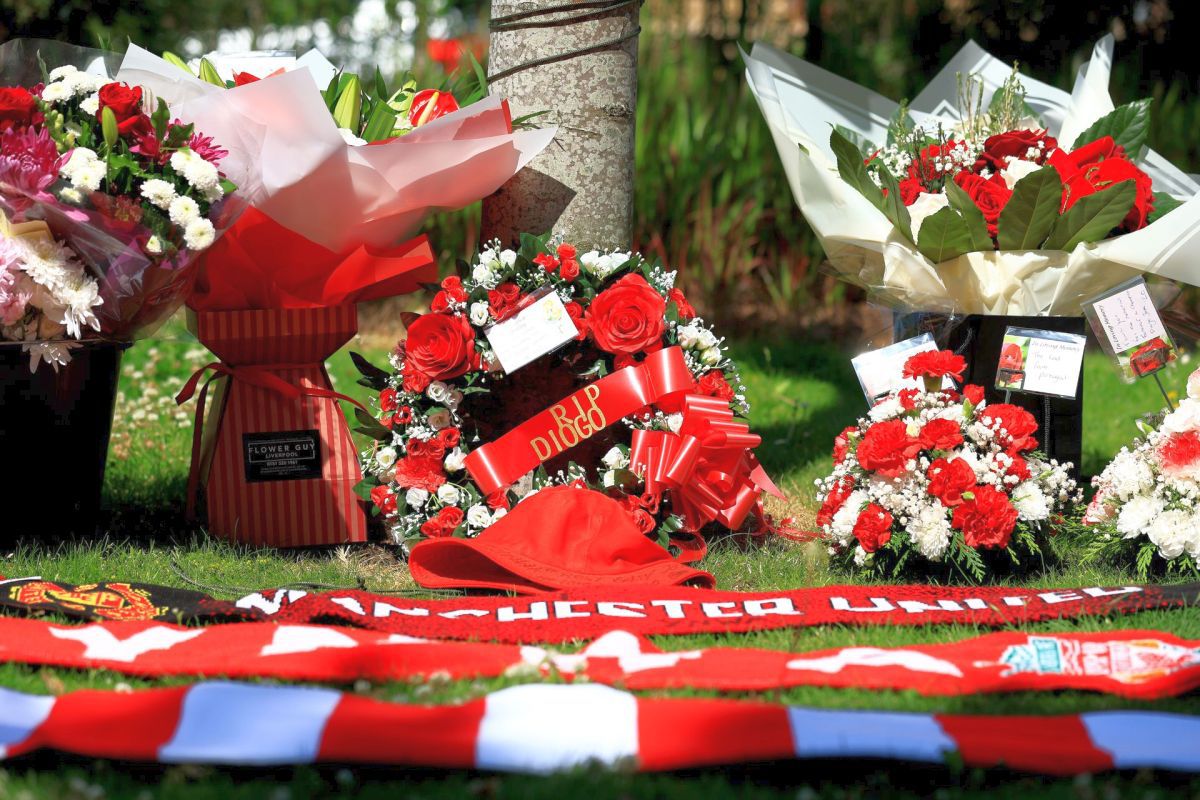 Imagini sfâșietoare: ce a apărut azi pe Anfield după decesul lui Diogo Jota