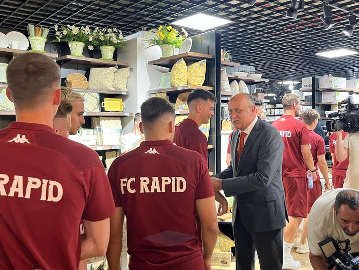 Rapidiștii au participat la inaugurarea unui nou magazin Mobexpert în București. Foto: Carmen Dumitru (GSP.RO)