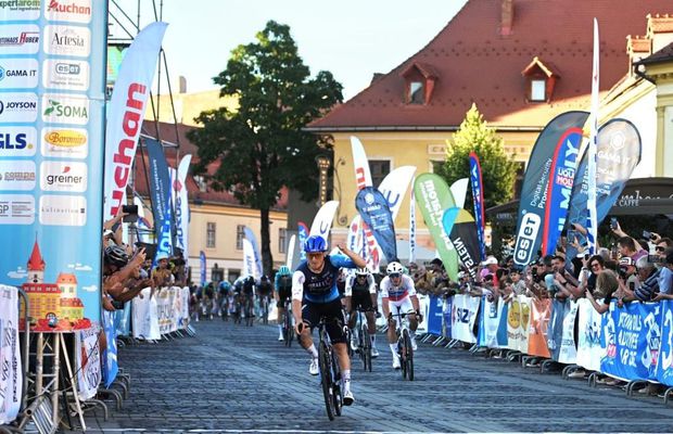 Canadianul Riley Pickrell a câștigat prima etapă din Turul Sibiului 2025 » Plutonul se pregătește de o ascensiune gigantică, spre Bâlea Lac