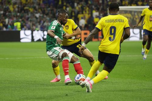 Mexicanul Julian Quinones (stânga), în duel cu atacantul ecuadorian John Yeboah, în „16-imile” CM 2026 / Foto: Imago