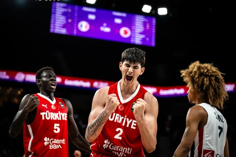 Darius Căruțașu, unul din candidații la premiul de MVP al Campionatului Mondial/Foto: fiba.basketball Turcia, condusă de Darius Căruțașu și Omer Kutluay, s-a calificat în semifinalele Mondialului U17, eliminând Franța