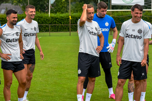 Risto Radunovic, dreapta, urmează să fie înlocuit în „11”-le FCSB-ului de Superliga de către Ricardo Pădurariu, jucător care bifează regula U21, foto: facebook.com/FCSBOfficial