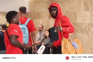 A întors toate privirile pe aeroport » Francezul din lotul lui Dinamo cu geantă din piele de vițel!