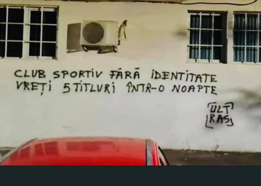 Ultrașii din Peluza Sud au scris pe pereți, în diverse locații, următorul mesaj: „Club Sportiv fără identitate / Vreți 5 titluri într-o noapte”.