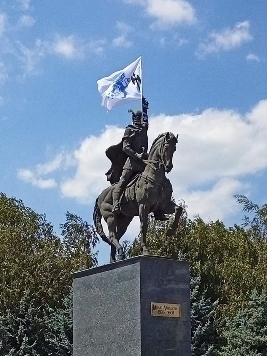 CRAIOVA - CFR Cluj. Fanii Craiovei își văd de drumul lor! Ce au făcut la statuia lui Mihai Viteazul cu câteva ore înainte de derby: „Aduceți titlu'-n Bănie!”