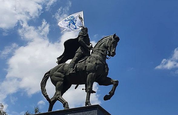 CRAIOVA - CFR Cluj. Fanii Craiovei își văd de drumul lor! Ce au făcut la statuia lui Mihai Viteazul cu câteva ore înainte de derby: „Aduceți titlu'-n Bănie!”