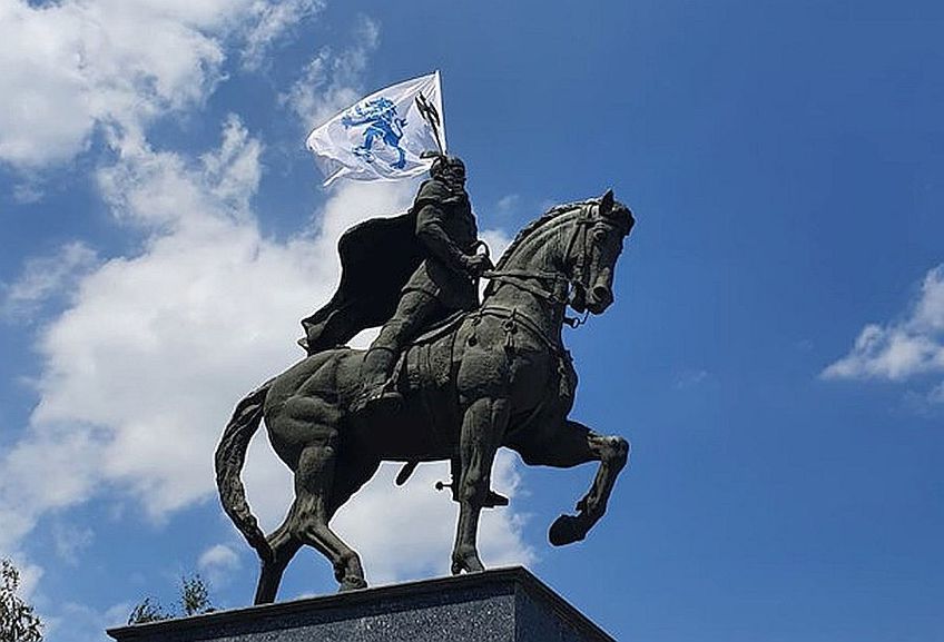 La statuia lui Mihai Vitezul, din piața cu același nume, a arborat steagul cu leul de pe emblema clubului.