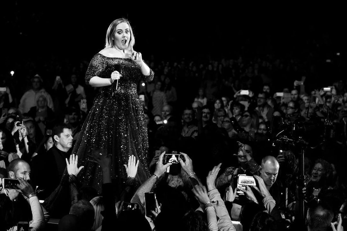 FOTO Cum a pierdut Adele aproape 50 de kg » Cântăreața e de nerecunoscut în cea mai recentă poză postată!