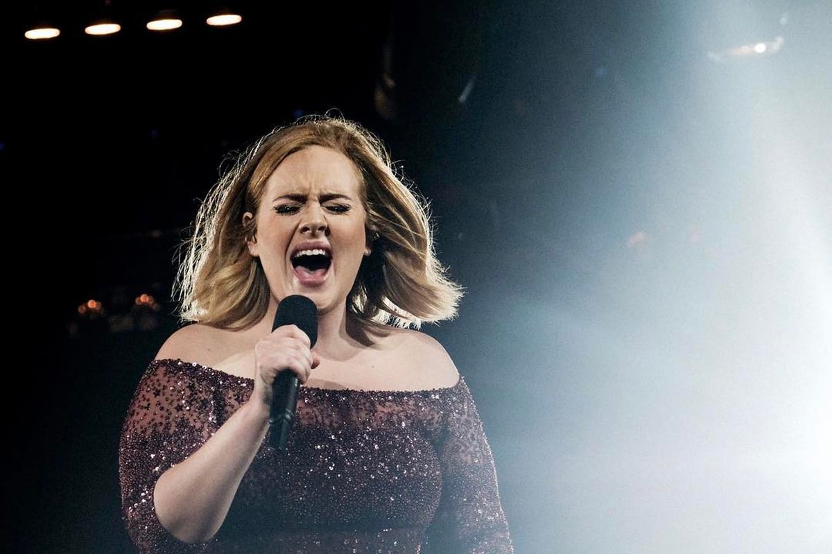 FOTO Cum a pierdut Adele aproape 50 de kg » Cântăreața e de nerecunoscut în cea mai recentă poză postată!