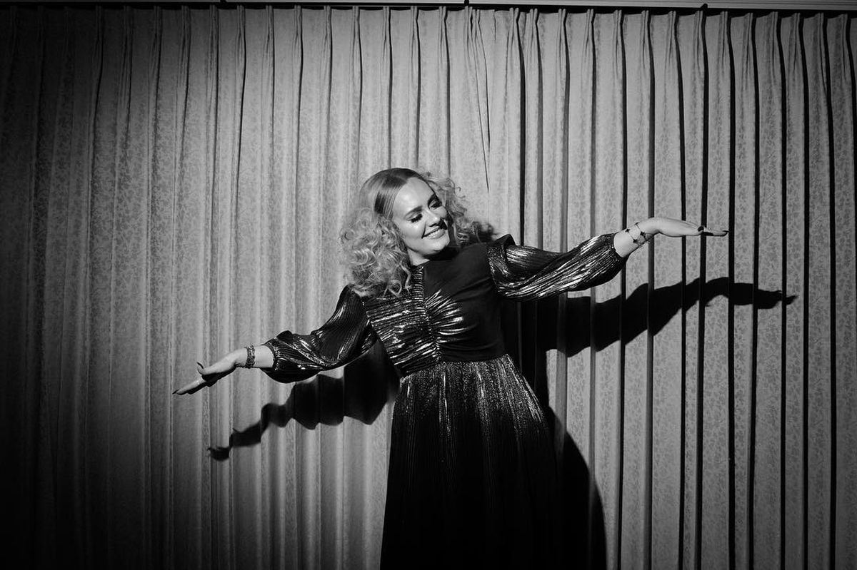 FOTO Cum a pierdut Adele aproape 50 de kg » Cântăreața e de nerecunoscut în cea mai recentă poză postată!