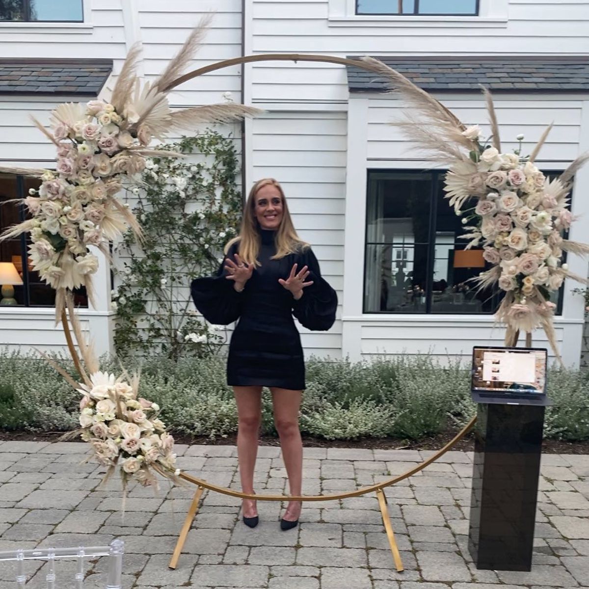 FOTO Cum a pierdut Adele aproape 50 de kg » Cântăreața e de nerecunoscut în cea mai recentă poză postată!