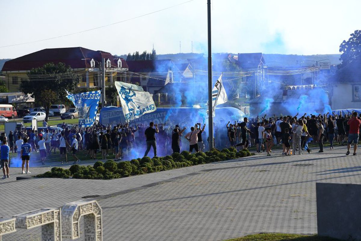 VIDEO + FOTO Atmosferă spectaculoasă înainte de Craiova - CFR Cluj! Fanii au făcut show la stadion, dar jandarmii i-au evacuat