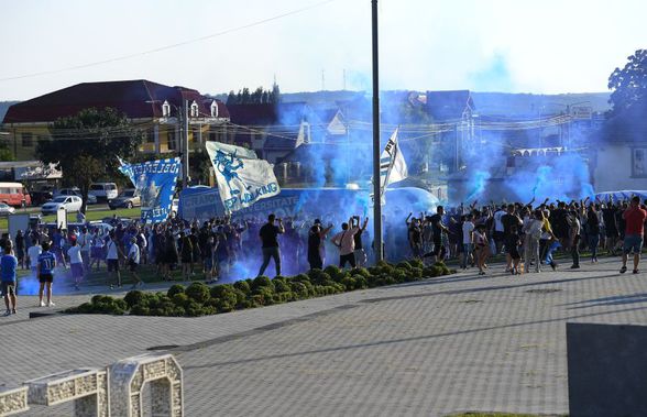 VIDEO + FOTO Atmosferă spectaculoasă înainte de Craiova - CFR Cluj! Fanii au făcut show la stadion, dar jandarmii i-au evacuat