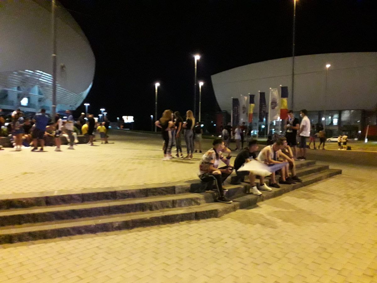 CRAIOVA - CFR CLUJ 1-3. VIDEO+FOTO Fanii Craiovei s-au strâns la stadion! Scandări xenofobe, înjurături la adresa lui Mititelu și încurajări pentru echipă