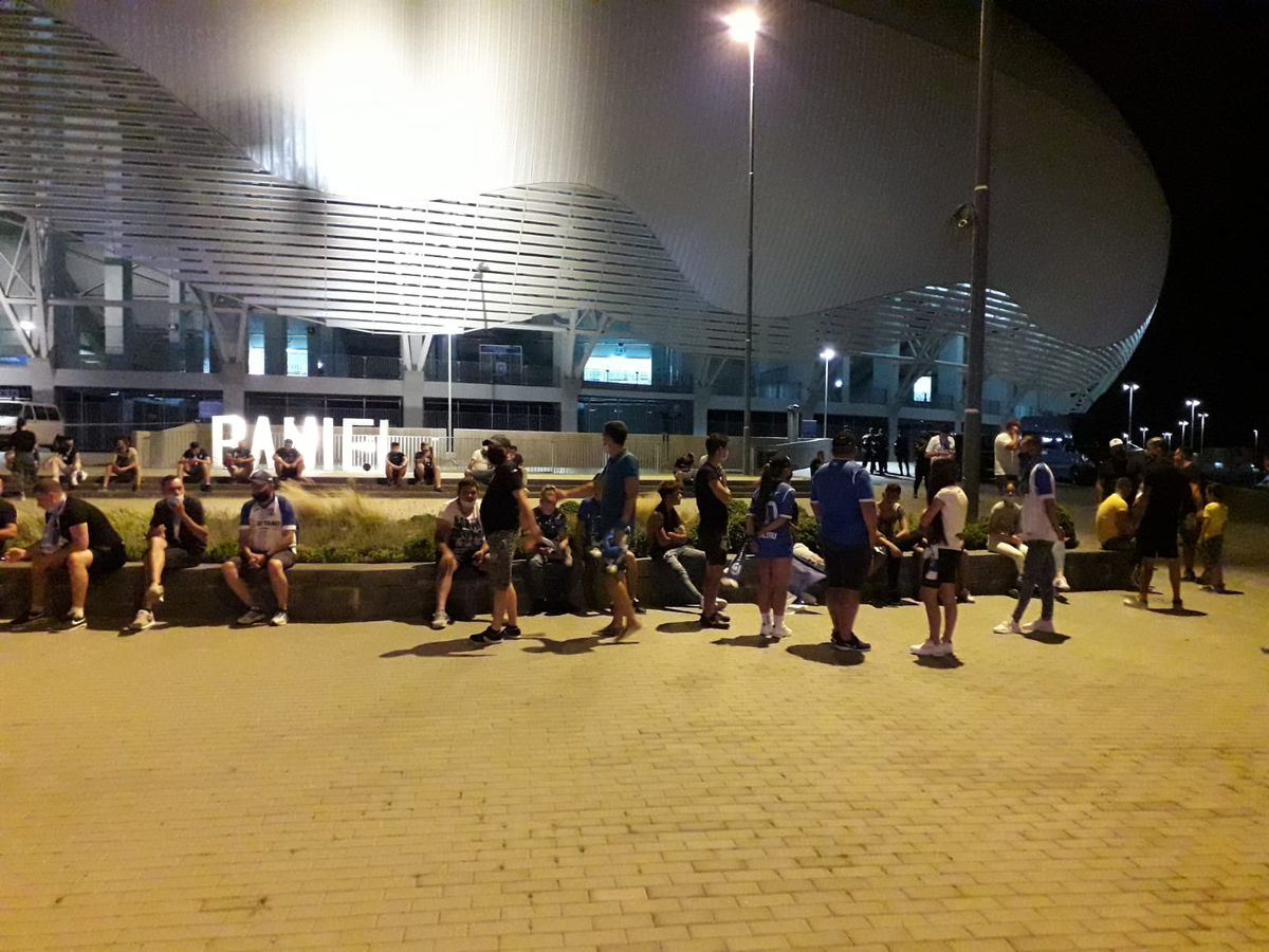 CRAIOVA - CFR CLUJ 1-3. VIDEO+FOTO Fanii Craiovei s-au strâns la stadion! Scandări xenofobe, înjurături la adresa lui Mititelu și încurajări pentru echipă