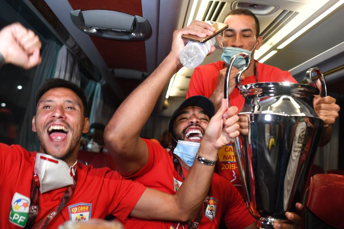 FOTO Imagini de senzație din autocarul lui CFR Cluj