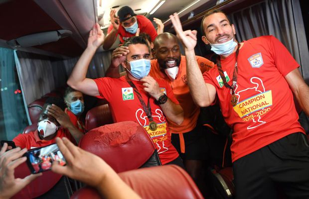 CFR CAMPIOANĂ // VIDEO Imagini de senzație din vestiarul lui CFR Cluj și din autocar