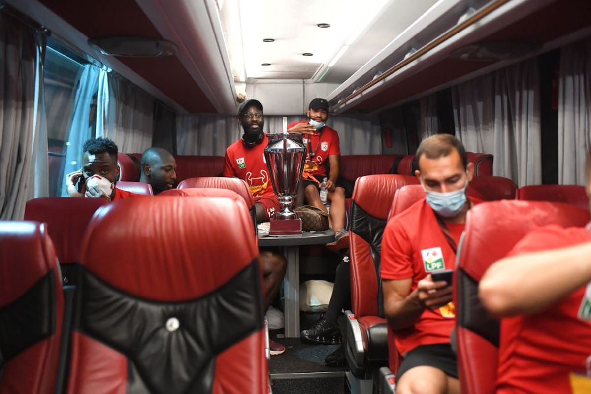 FOTO Imagini de senzație din autocarul lui CFR Cluj