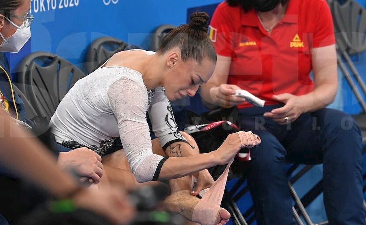 Momentul în care Larisa Iordache își dă seama că nu poate concura în finala de la bârnă » Imagini dureroase surprinse în sală de fotoreporterul GSP