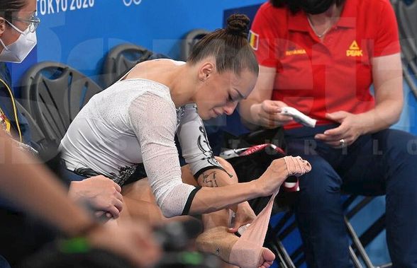 Momentul în care Larisa Iordache își dă seama că nu poate concura în finala de la bârnă » Imagini dureroase surprinse în sală de fotoreporterul GSP