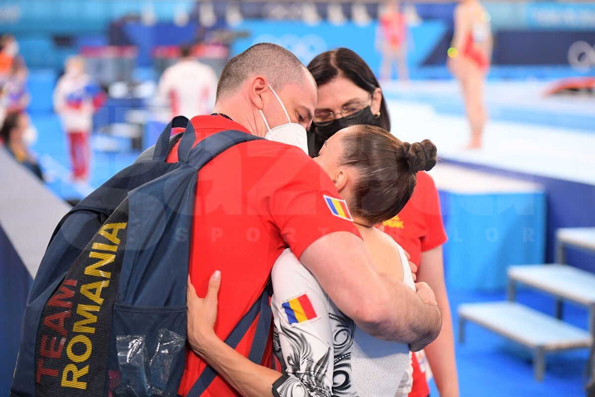 Momentul în care Larisa Iordache își dă seama că nu poate concura în finala de la bârnă » Imagini dureroase surprinse în sală de fotoreporterul GSP