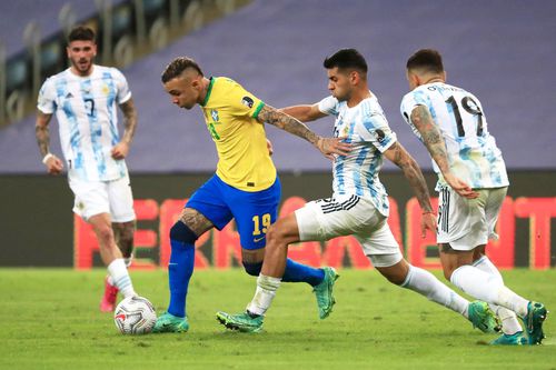 Cristian Romero luptă pentru balon în finala Copa America 2021 // foto: Guliver/gettyimages