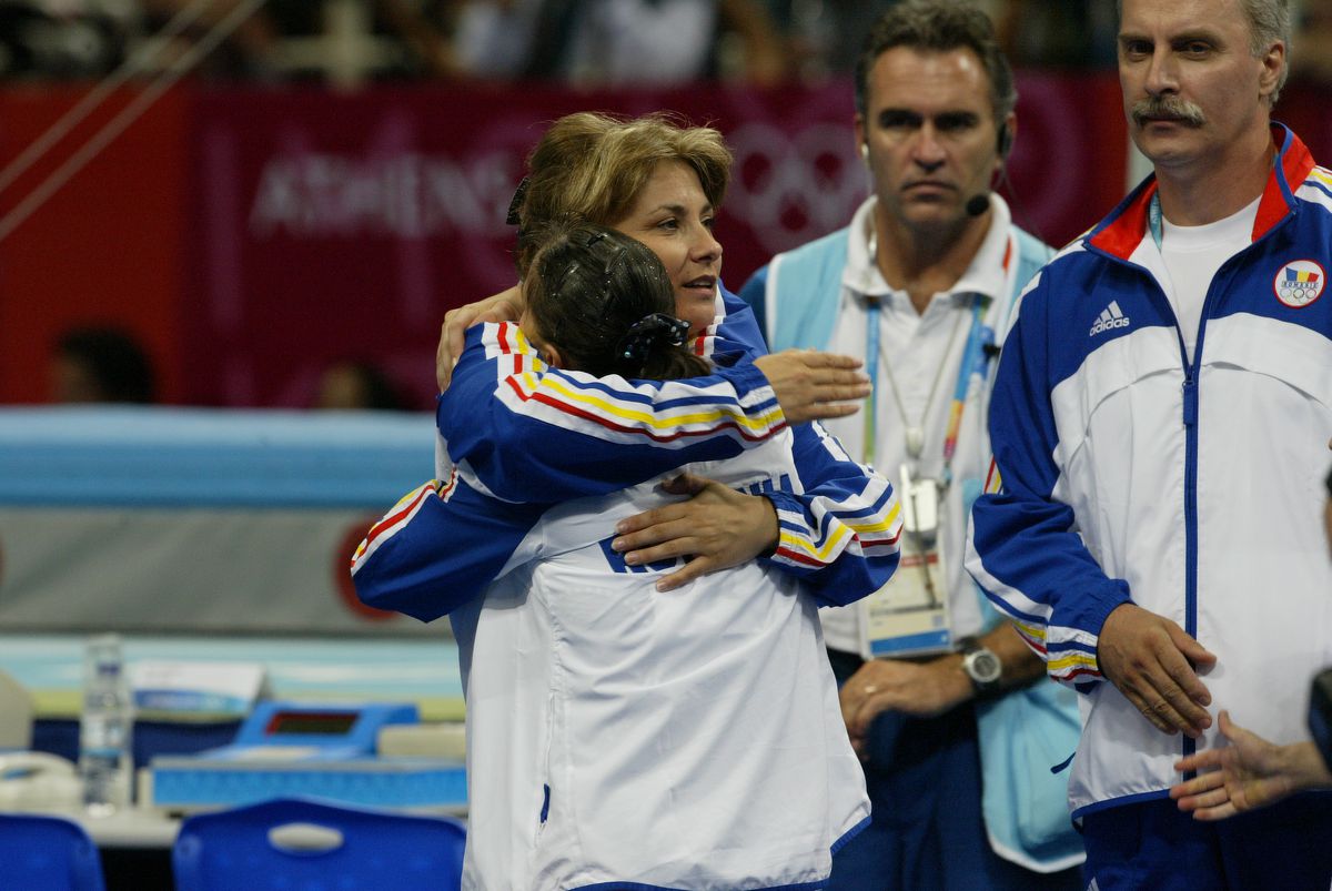 Fostele eleve îi fac un portret emoționant Marianei Bitang, care azi împlinește 60 de ani: „Doamna de fier" doar în sală, altfel „îți dă și cămașa de pe ea dacă ai nevoie de ceva"