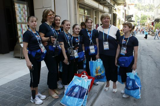 Mariana Bitang și Elena Frîncu alături de echipa de aur la JO de la Atena, în 2004 FOTO Cristi Preda