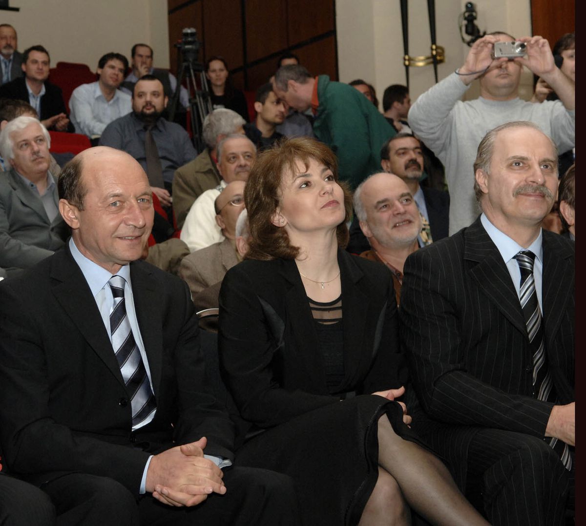 Fostele eleve îi fac un portret emoționant Marianei Bitang, care azi împlinește 60 de ani: „Doamna de fier" doar în sală, altfel „îți dă și cămașa de pe ea dacă ai nevoie de ceva"