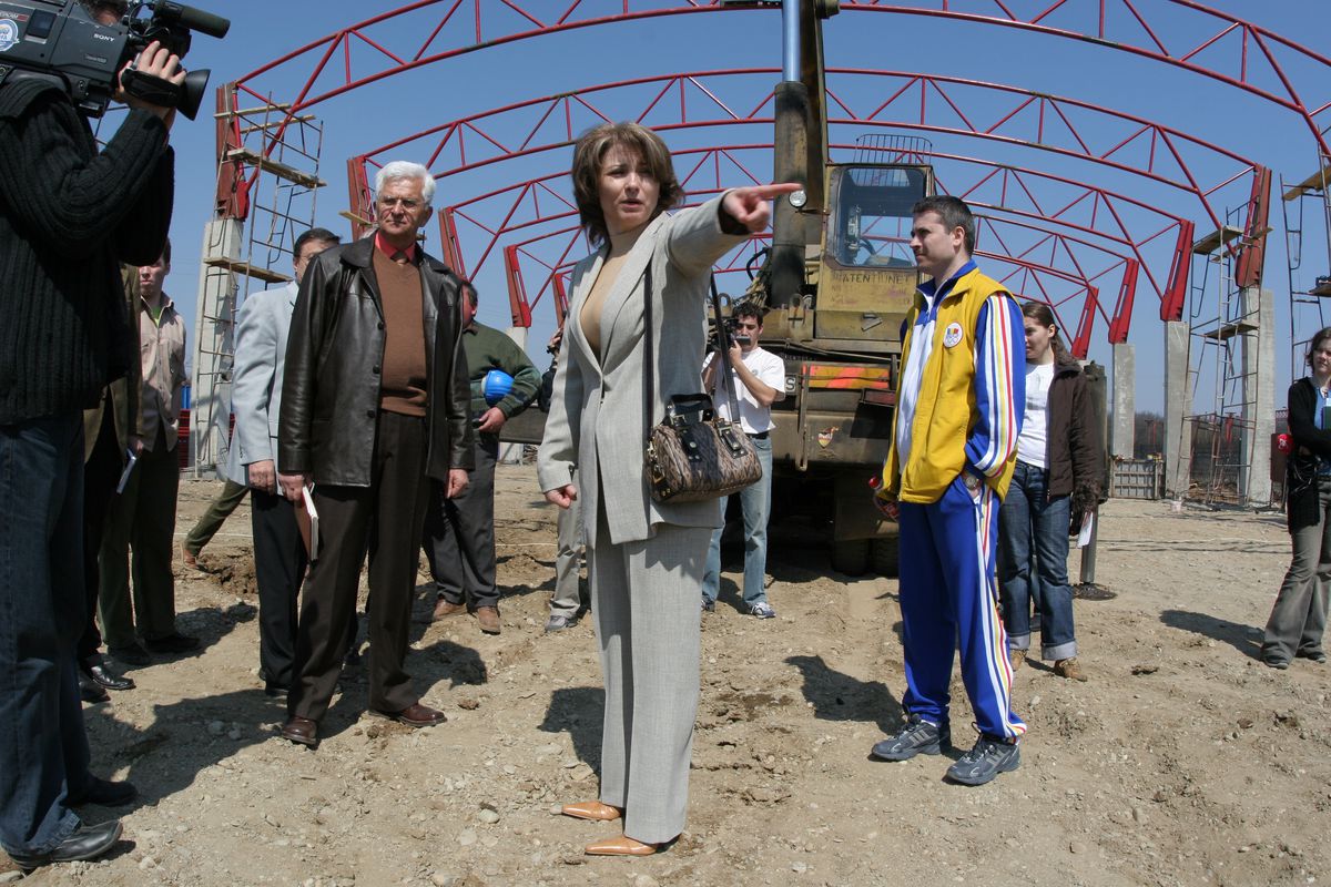 Fostele eleve îi fac un portret emoționant Marianei Bitang, care azi împlinește 60 de ani: „Doamna de fier" doar în sală, altfel „îți dă și cămașa de pe ea dacă ai nevoie de ceva"