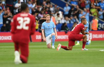 Jucătorii nu vor mai îngenunchea în Premier League » Decizia luată de echipele din Anglia