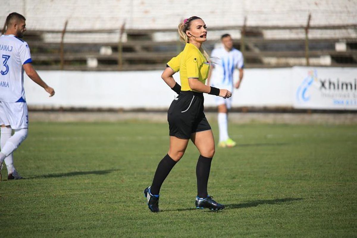 Emanuela în centrul atenției » Arbitra de rezervă de la FCSB - CSKA 1948 Sofia a furat toate privirile la sosirea la stadion