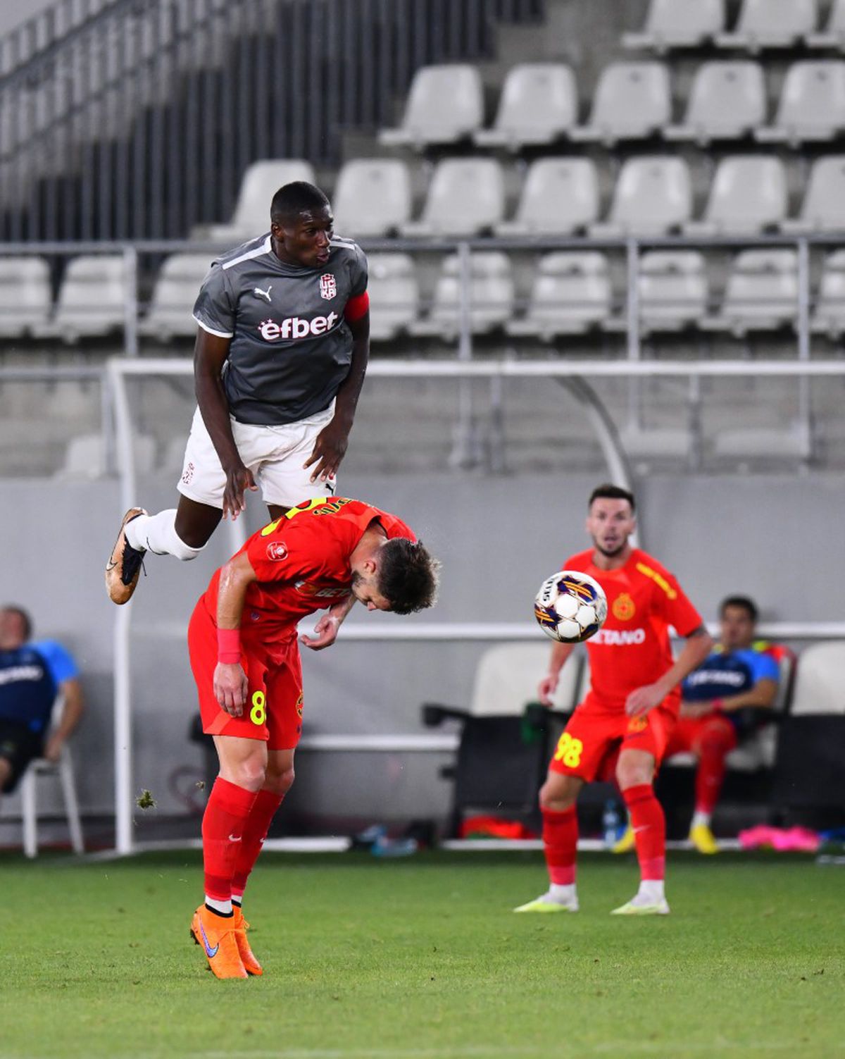 Patrick Kluivert și detaliul care a „răpus-o” pe CFR Cluj: „Am jucat pe marile stadioane ale lumii, dar așa ceva n-am văzut”