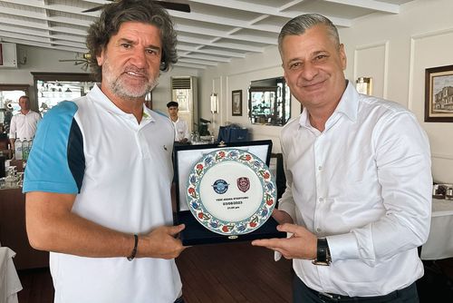 Nelu Varga și cadoul primit din partea turcilor de la Adana / Sursă foto: Facebook@ Adana Demirspor Kulübü