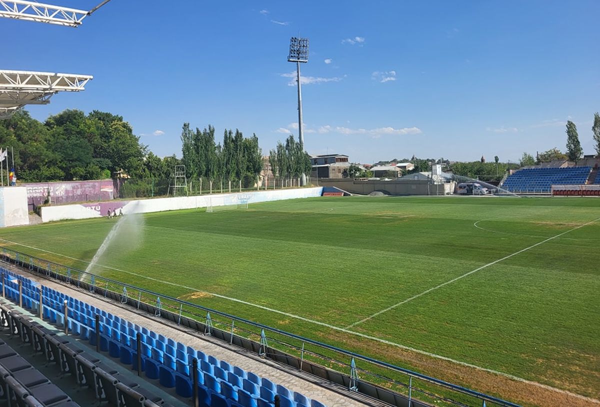 Cum arată stadionul pe care Farul joacă meciul decisiv contra lui Urartu » Construit în 2008, fără o peluză și cu gazon de județeană