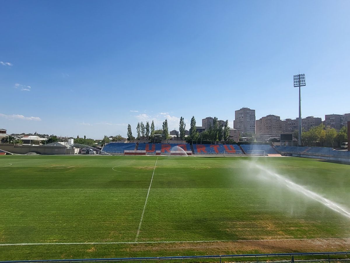 Cum arată stadionul pe care Farul joacă meciul decisiv contra lui Urartu » Construit în 2008, fără o peluză și cu gazon de județeană