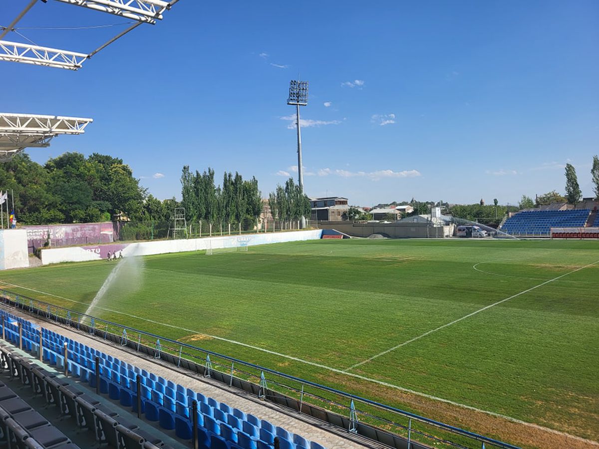 Cum arată stadionul pe care Farul joacă meciul decisiv contra lui Urartu » Construit în 2008, fără o peluză și cu gazon de județeană