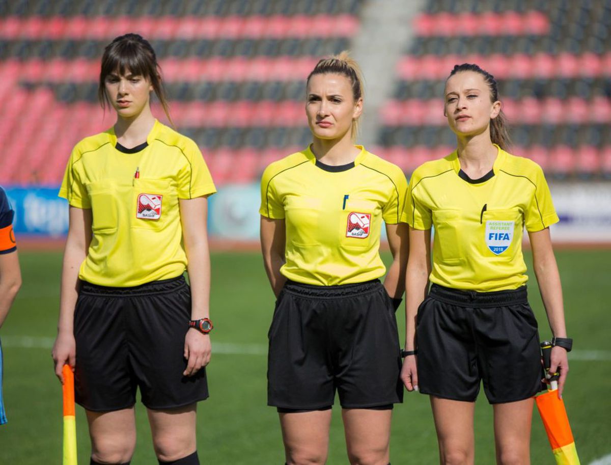 Emanuela în centrul atenției » Arbitra de rezervă de la FCSB - CSKA 1948 Sofia a furat toate privirile la sosirea la stadion